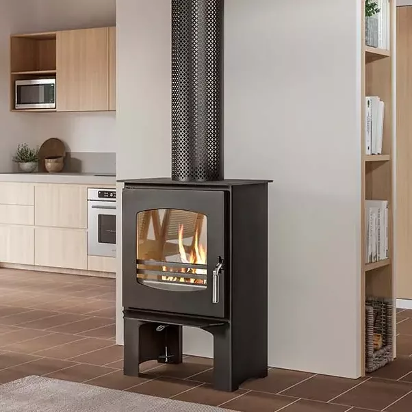 Estufa de leña Nilo de EcoForest con patas rústicas visibles