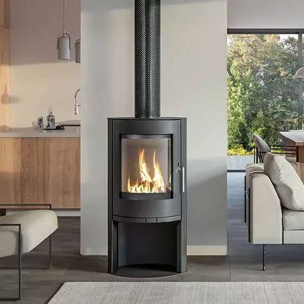 Estufa de leña Rin de EcoForest con diseño redondo y leñero