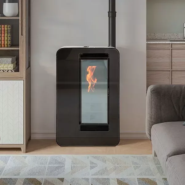 Estufa de pellets Mónaco EcoForest para pasillo con cristal negro