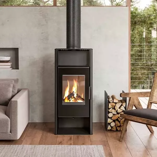 Estufa de leña Sena de EcoForest con embellecedor en granito