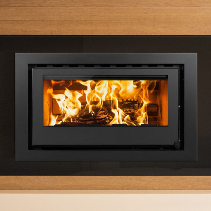 Estufa de leña Artek 90 con ventilador frontal y salida de aire caliente para calefacción eficiente