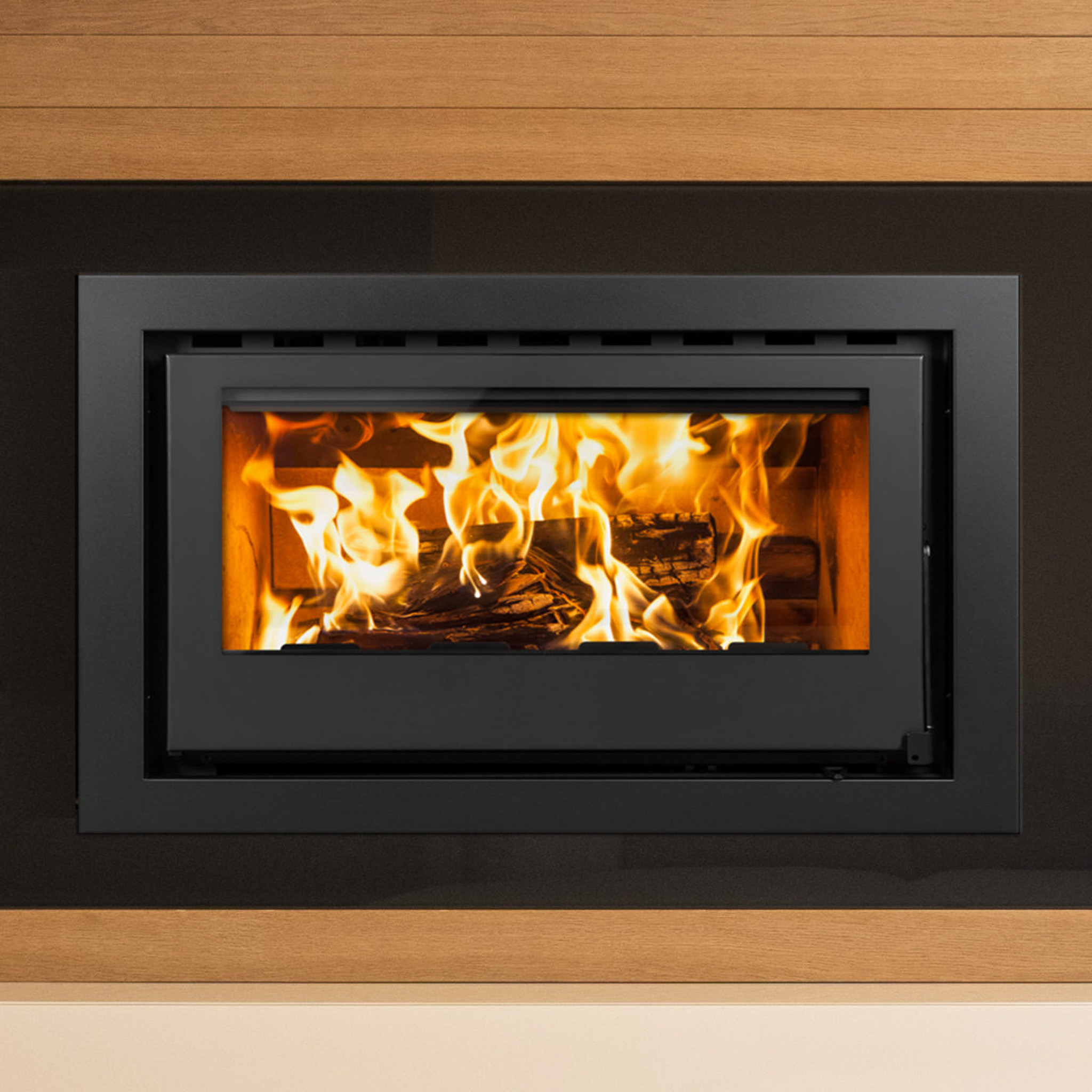 Estufa de leña Artek 90 con ventilador frontal y salida de aire caliente para calefacción eficiente
